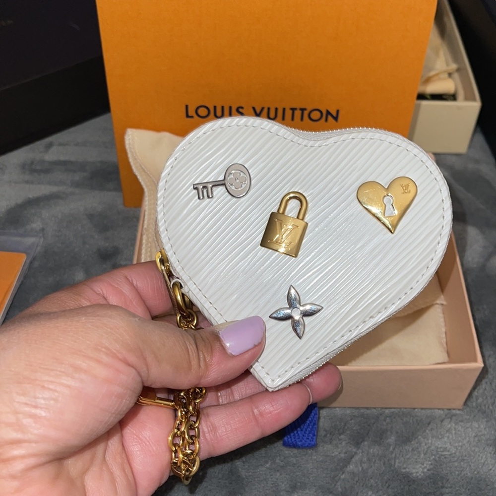 Louis Vuitton Heart Coin Purse with White Epi Leather brand new - Picture 13 of 14
